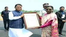 On the occasion of the birthday of Hon’ble President Smt. Droupadi Murmu, Chief Minister Shri Mohan Charan Majhi presented a commemorative greeting letter, extending his warm wishes and greetings to the President. 
