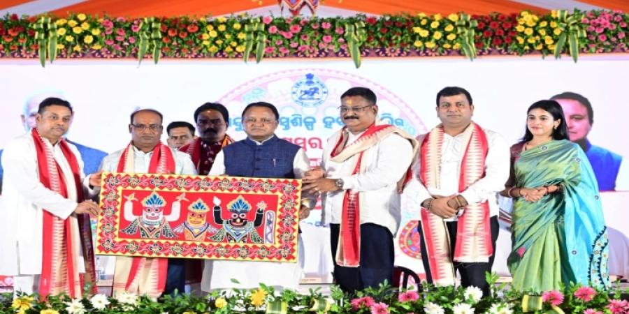 Hon'ble Chief Minister Shri Mohan Charan Majhi laid the foundation stone of the state-of-the-art 'Pipili Chandua Handicraft Hub' project to be built at Pipili with an investment of about Rs 80 crore.