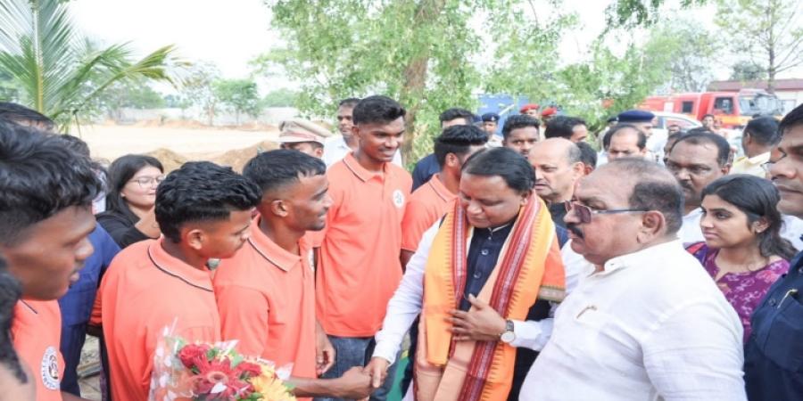 Hon'ble Chief Minister Shri Mohan Charan Majhi, during his visit to Sambalpur, visited Sambalpur Football Academy, which has a special place in the sports map of Odisha, and appreciated the development and modernization of its infrastructure.