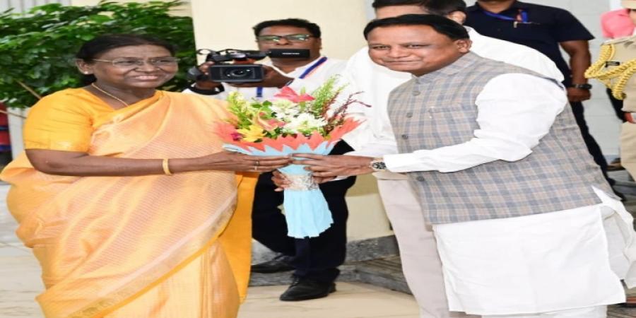 Hon'ble President was welcomed by Chief Minister Shri Mohan Charan Majhi upon his arrival at Rairangpur, Mayurbhanj district.