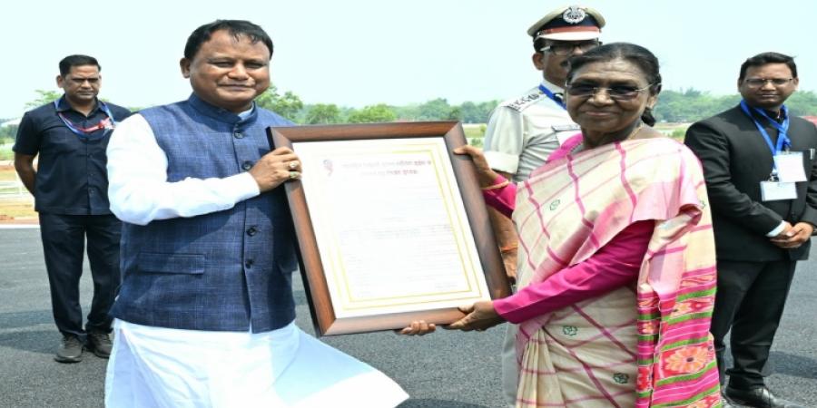 On the occasion of the birthday of Hon’ble President Smt. Droupadi Murmu, Chief Minister Shri Mohan Charan Majhi presented a commemorative greeting letter, extending his warm wishes and greetings to the President. 