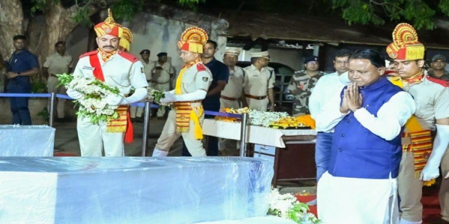 Chief Minister Shri Mohan Charan Majhi has paid tributes to the mortal remains of the Odia workers who lost their lives in the ammonia gas leak accident in Tiruvallur, Tamil Nadu, after they arrived at the Bhubaneswar airport.