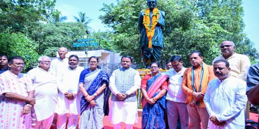 Hon'ble Chief Minister Shri Mohan Charan Majhi paid tributes to former Chief Minister Late Nabakrishna Chowdhury on his Shraddha Diwas by offering floral tributes to his statue in the Legislative Assembly premises.