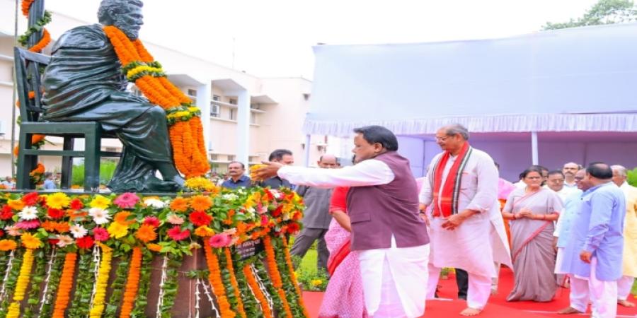 ଉତ୍କଳମଣି ପଣ୍ଡିତ ଗୋପବନ୍ଧୁ ଦାସଙ୍କ ୯୮ତମ ଶ୍ରାଦ୍ଧବାର୍ଷିକୀ: ମୁଖ୍ୟମନ୍ତ୍ରୀଙ୍କ ପୁଷ୍ପମାଲ୍ୟ ଅର୍ପଣ