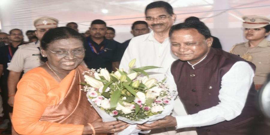 Governor and Chief Minister Welcome the President at Brahmapur Railway Station