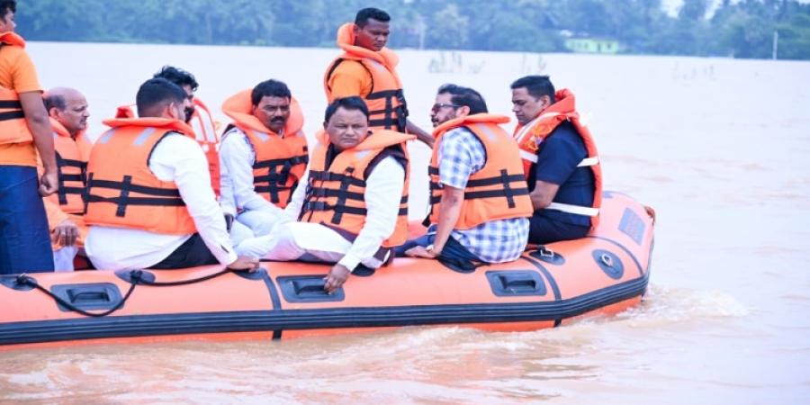 Chief Minister reviews flood situation in Jajpur Dasharathpur