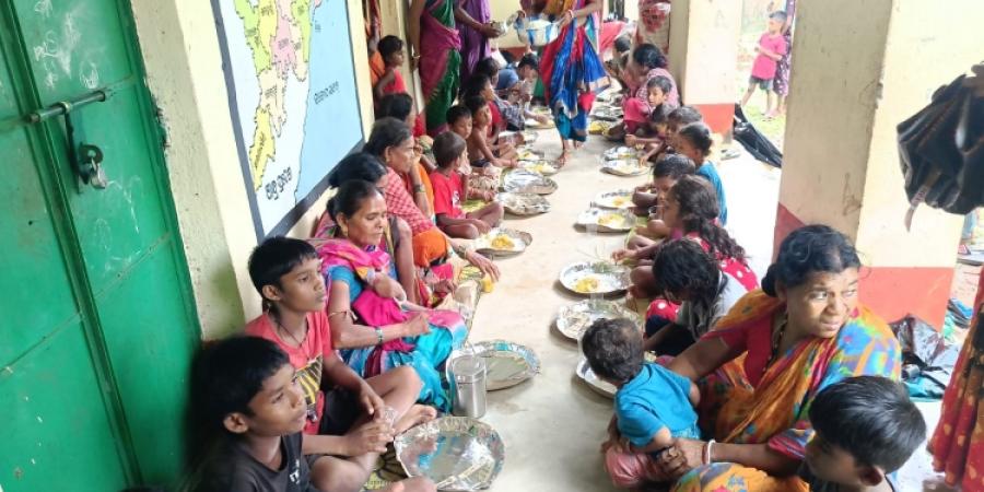 ଗଭୀର ଅବପାତଜନିତ ବର୍ଷା: ଜନସୁରକ୍ଷାକୁ ସର୍ବୋଚ୍ଚ ପ୍ରାଥମିକତା, ରିଲିଫ୍ ଶିବିରରେ ପ୍ରଭାବିତଙ୍କୁ ପ୍ରସ୍ତୁତ ରନ୍ଧା ଖାଦ୍ୟ ପରିବେଷଣ