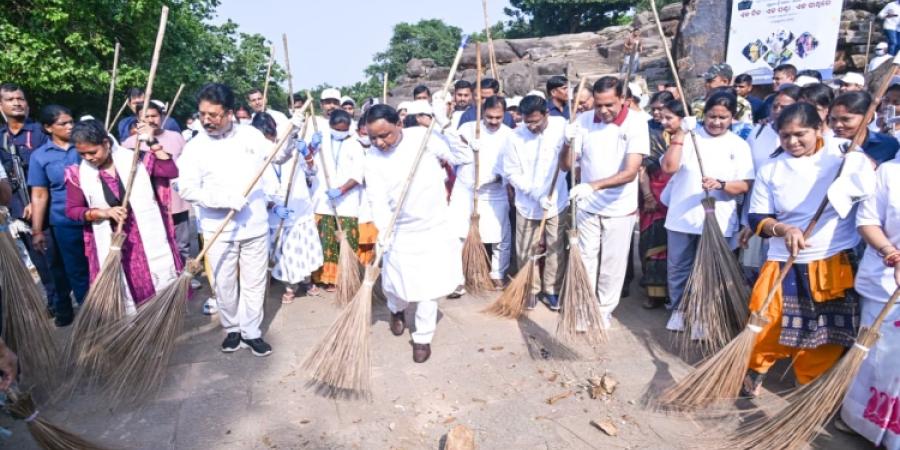 ସ୍ୱଚ୍ଛତାକୁ ଜନଆନ୍ଦୋଳନର ରୂପ ଦେବାକୁ ଆହ୍ୱାନ: ଖଣ୍ଡଗିରିରେ ‘ଏକ ଦିନ, ଏକ ଘଣ୍ଟା, ଏକ ସାଥ୍’ ସ୍ୱଚ୍ଛତା ଅଭିଯାନରେ ମୁଖ୍ୟମନ୍ତ୍ରୀ